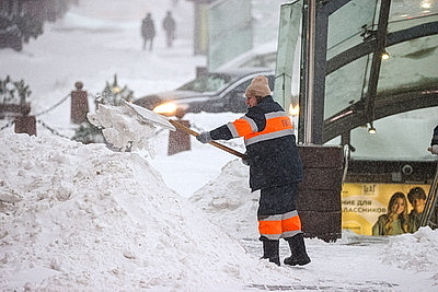 В Минске более 180 единиц техники и свыше 1,5 тысячи человек ликвидируют последствия снегопада