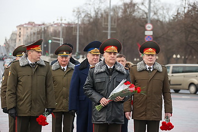 К монументу Победы возложили цветы в День защитников Отечества