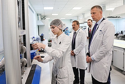 Крутой ознакомился с изготовлением полимерной продукции в Пскове