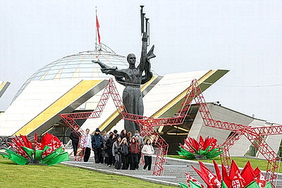 Шествие с самым большим флагом Беларуси стартовало от стелы \"Минск - город-герой\"