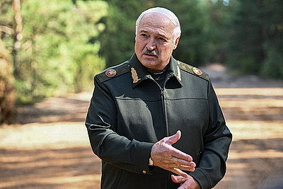 Лукашенко ознакомился с развитием и практическим использованием в войсках систем связи