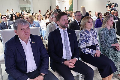 Сотрудников СМИ наградило руководство Минска