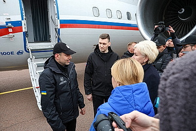 В Беларусь прибыл самолет с представителями России и Украины, которые участвовали в гуманитарной операции в Алешках