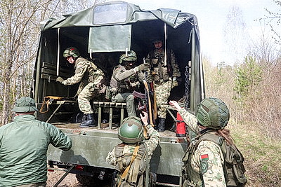 Не только в строю, но и в бою: комбинированный марш-бросок для военнослужащих девушек прошел в Чаусском районе