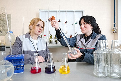 Как хрупкая женщина из Гродно держит под контролем стекловаренную печь