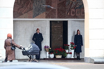 Почетный караул, живые цветы. У станции метро \"Октябрьская\" в Минске почтили память жертв трагедии 2011 года