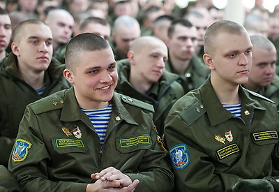 Ароматные домашние пироги приготовили в честь праздника молодым десантникам в Витебске