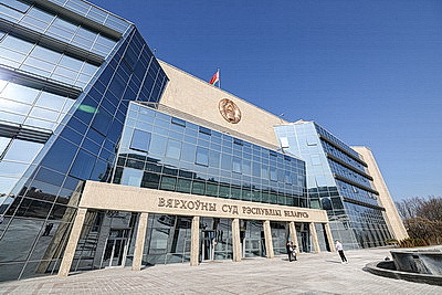 \"Гордимся тем, что нам выпала такая честь\". В Верховном Суде столичным школьникам вручили первые паспорта