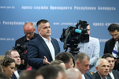 Представители бизнеса посетили с экскурсией Дворец Независимости