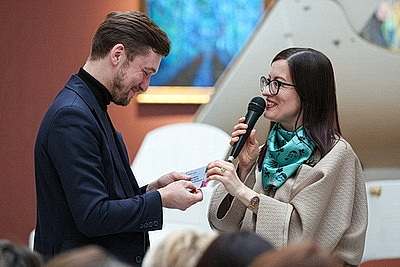 В НХМ состоялась перформанс-презентация коллекционных платков \"Все носят Царфина\"