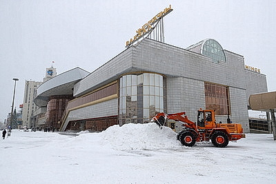 Последствия снегопада устраняют в городах Беларуси