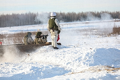 Десантники и гвардейцы во время проверки ВС сдают нормативы по огневой подготовке в Борисовском районе