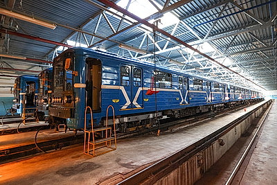 Чистота по регламенту: как готовят к рейсу автобусы, тепловозы и поезда метро