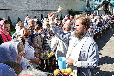 Православные верующие отмечают Яблочный Спас