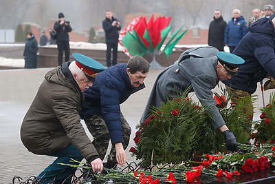 Праздник мужества и верности долгу: в регионах Беларуси 23 февраля прошли торжественные митинги