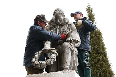 \"Почтить память предков и показать пример другим\". В Беларуси стартовал проект \"Цветы Великой Победы\"