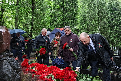 Почтить память погибших. Возложения цветов к братским могилам и мемориалам проходят в канун Дня Победы