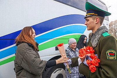 Плац-концерты, море цветов и теплых слов. В Бресте мужчины поздравили женщин