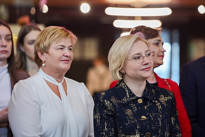 Белорусские льняные изделия, косметика, фарфор. Что показали зарубежным дамам на приеме накануне 8 Марта