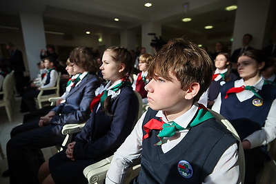 \"Важный день, который останется в памяти\". Столичным школьникам вручили паспорта в Минской ратуше