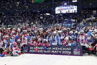 В хоккей играют не только мужчины. Всемирный женский хоккейный матч прошел в Минске