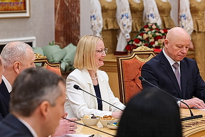 Лукашенко вручил дипломы доктора наук и аттестаты профессора