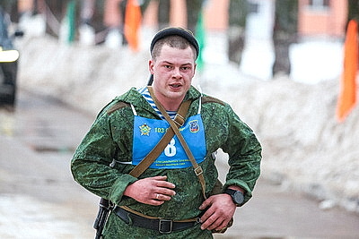 Марш-бросок и подтягивание. Десантники и гвардейцы сдают нормативы по физподготовке во время проверки ВС