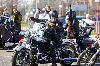 Рев мотора, блеск хрома и невероятная скорость. В Бресте торжественно открыли мотосезон-2026