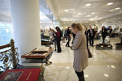 Для научных сотрудников НАН и представителей БГЭУ провели экскурсию во Дворце Независимости