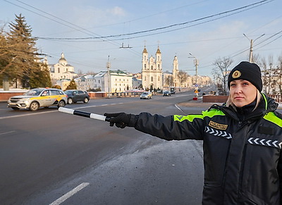 Сотрудники ГАИ традиционно поздравили водителей-мужчин во время праздничной акции в Витебске