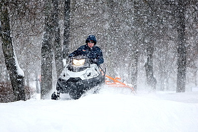 Морозный зимний день: снегопад не повод сидеть дома для активных жителей