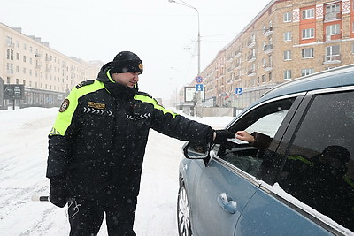 Увеличено количество экипажей, выведена крупногабаритная техника. Как работает ГАИ Минской области в условиях непогоды