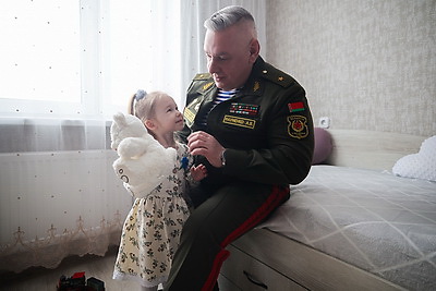 Ключи от арендных квартир получили 60 семей военнослужащих Борисовского гарнизона