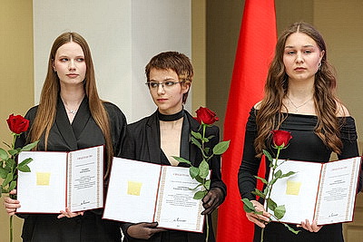 Учащимся и педагогическим работникам Минска вручили свидетельства спецфонда Президента