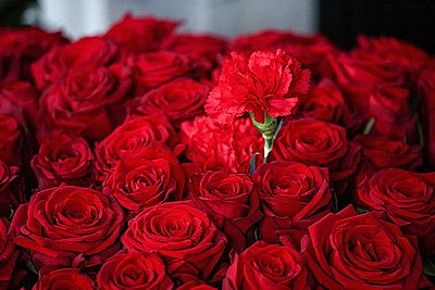 Почетный караул, живые цветы. У станции метро \"Октябрьская\" в Минске почтили память жертв трагедии 2011 года