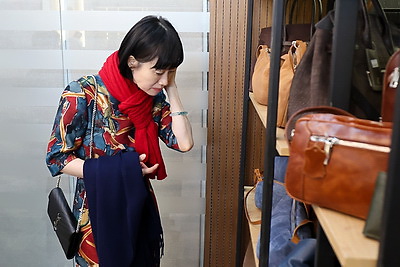 Белорусские льняные изделия, косметика, фарфор. Что показали зарубежным дамам на приеме накануне 8 Марта