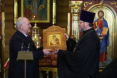 Лукашенко зажег пасхальную свечу в одном из деревенских храмов