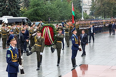 Президент Мьянмы возложил венок к монументу Победы в Минске