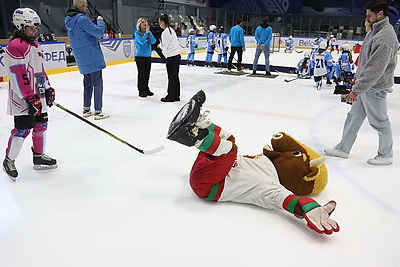 В хоккей играют не только мужчины. Всемирный женский хоккейный матч прошел в Минске