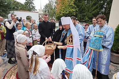 Православные верующие празднуют Рождество Пресвятой Богородицы