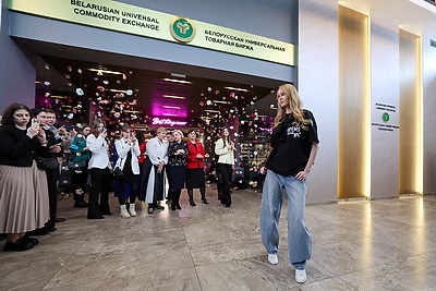 Белорусские льняные изделия, косметика, фарфор. Что показали зарубежным дамам на приеме накануне 8 Марта