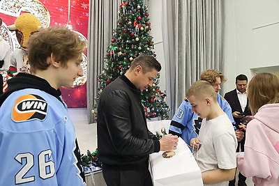 Елка, шарики, хлопушки и доброта сердец. Хоккеисты \"Динамо\" поздравили детей Ивенецкого дома-интерната с Новым годом