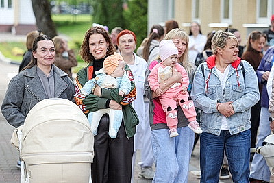 Забег в ползунках, интерактивные игры. В Витебском областном роддоме встретились его \"выпускники\"