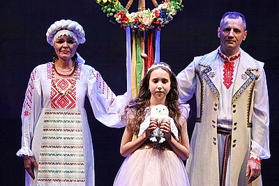 \"Ода белорусской женщине\". Со сцены Купаловского театра читают стихи на \"роднай мове\"