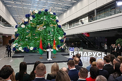 Лукашенко вручил символы Государственного знака качества