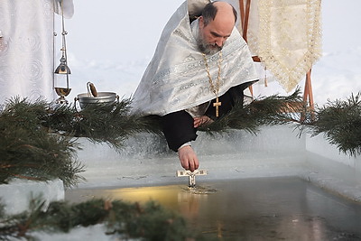 Православные верующие празднуют Крещение Господне