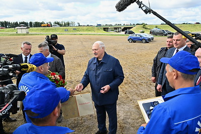 Лукашенко встретился с передовиками уборочной кампании в Минском районе
