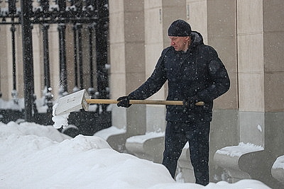 Последствия снегопада устраняют в городах Беларуси