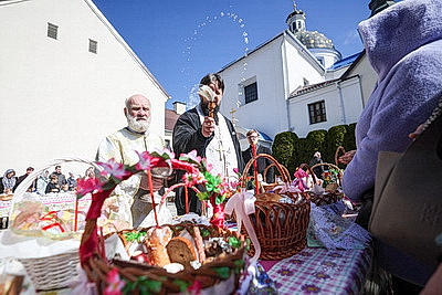 Православные верующие освящают пасхальную трапезу в храмах Беларуси