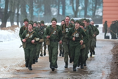 Марш-бросок и подтягивание. Десантники и гвардейцы сдают нормативы по физподготовке во время проверки ВС